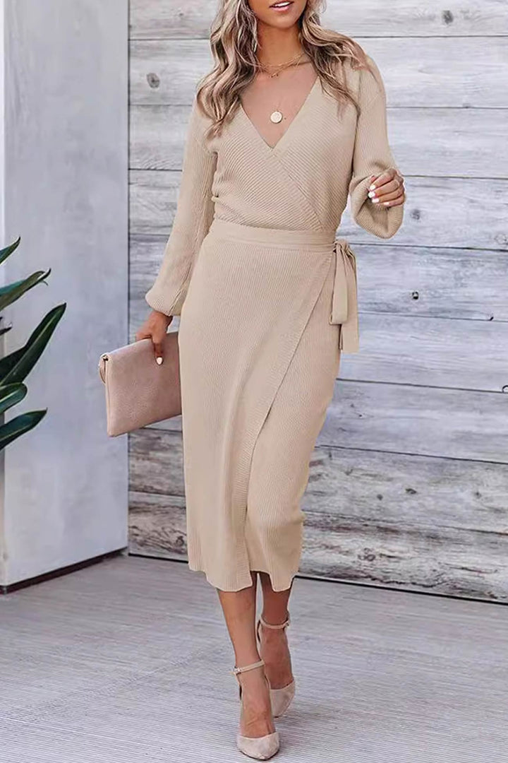 Tess – Gebreide Midi Jurk met Strikceintuur en Zijsplit