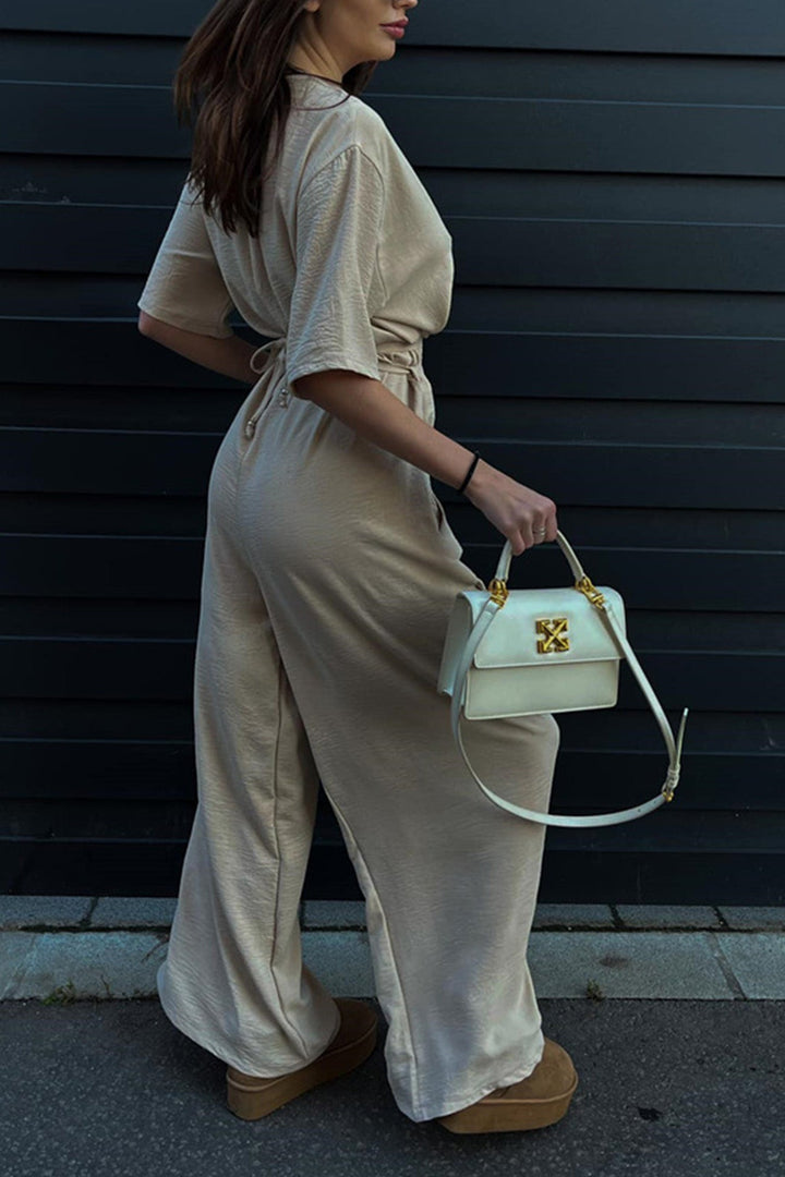 Sanne – Jumpsuit met V-Hals, Strikceintuur en Wijde Pijpen