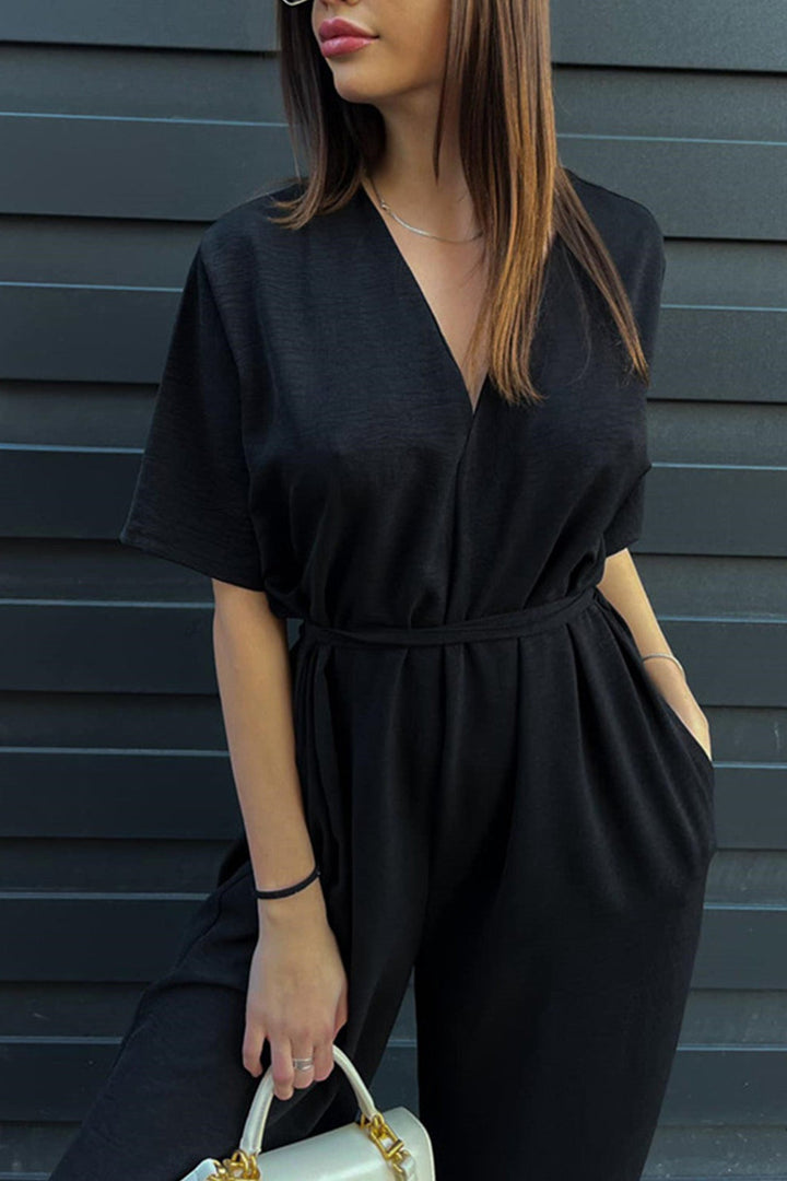 Sanne – Jumpsuit met V-Hals, Strikceintuur en Wijde Pijpen