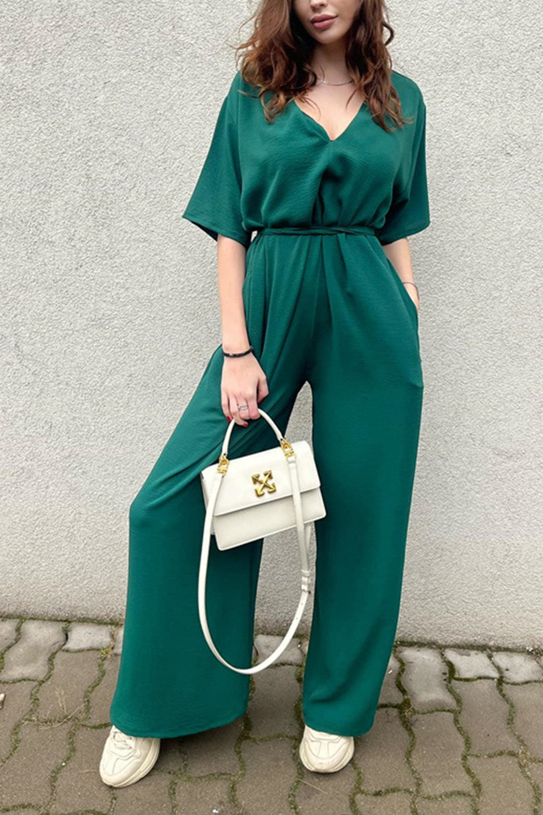 Sanne – Jumpsuit met V-Hals, Strikceintuur en Wijde Pijpen