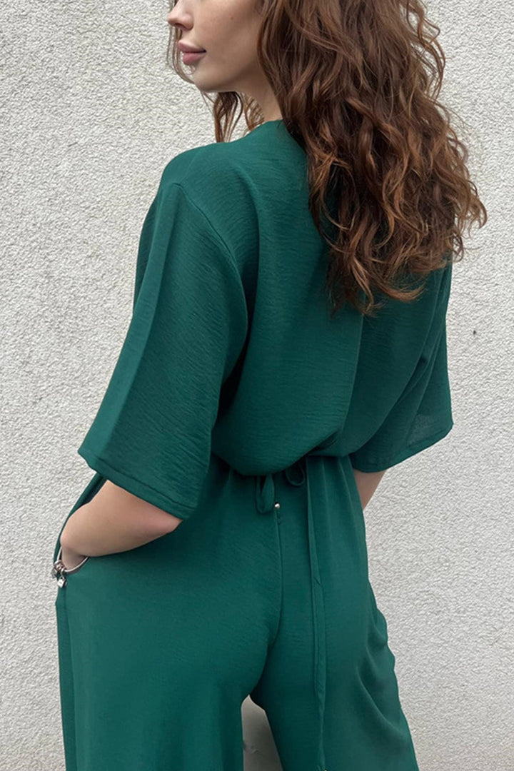Sanne – Jumpsuit met V-Hals, Strikceintuur en Wijde Pijpen