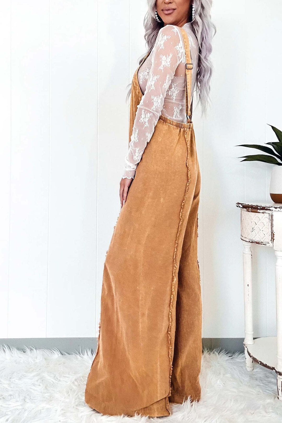 Nora – Washed Denim Jumpsuit met Ruwe Zoom en Wijde Pijpen