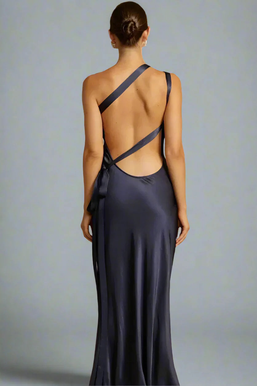 One-shoulder avondjurk met vloeiend silhouet en sculpturale snit