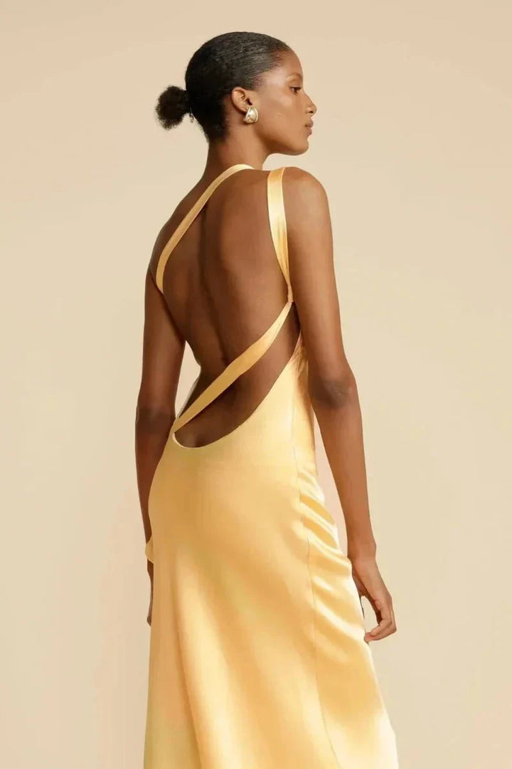 One-shoulder avondjurk met vloeiend silhouet en sculpturale snit