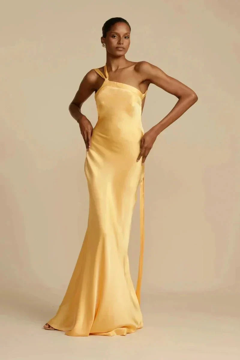 One-shoulder avondjurk met vloeiend silhouet en sculpturale snit