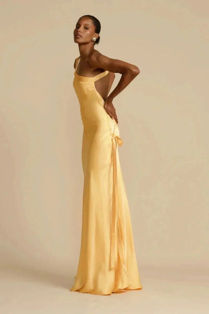 One-shoulder avondjurk met vloeiend silhouet en sculpturale snit
