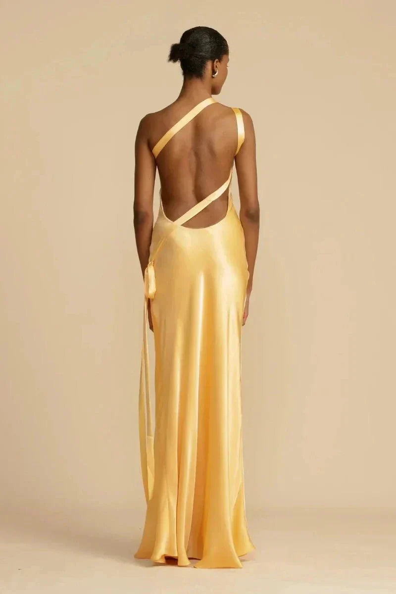 One-shoulder avondjurk met vloeiend silhouet en sculpturale snit