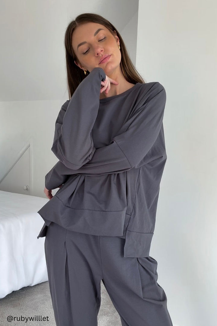 Jinthe – Two-Piece Lounge Set met High-Low Sweater